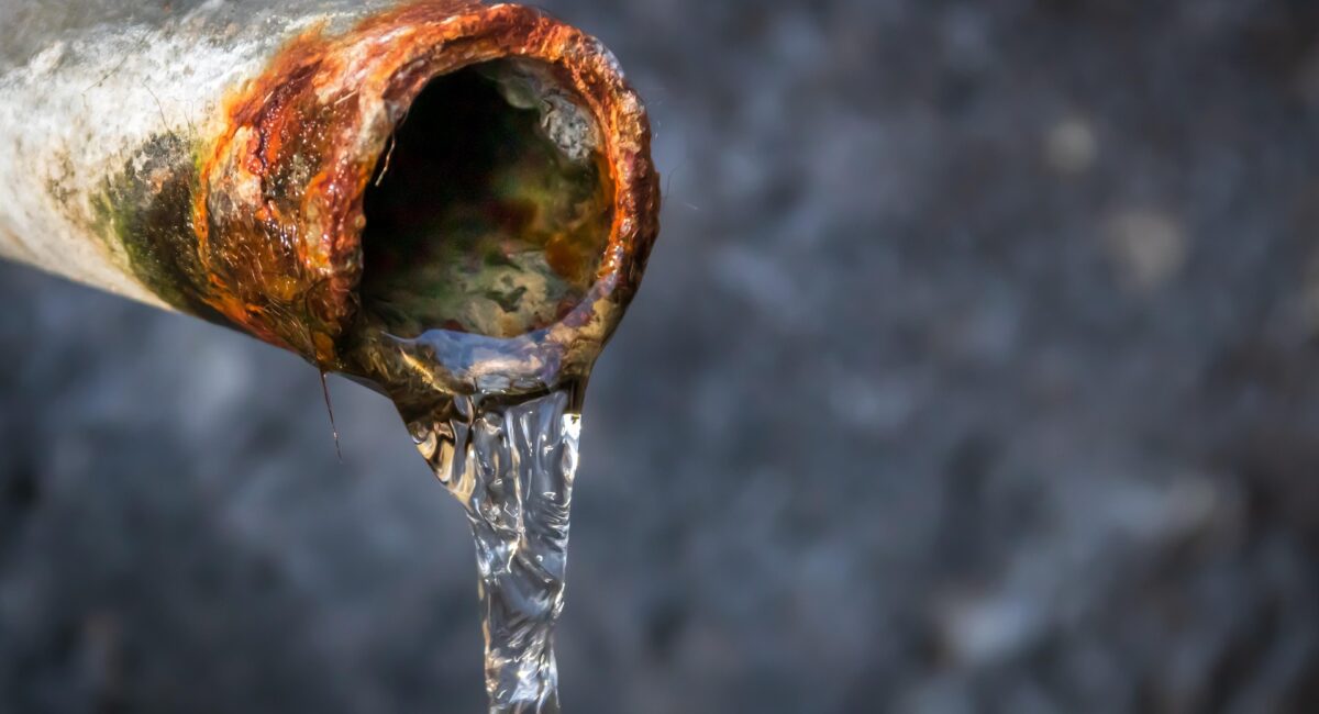 Schwermetalle im Trinkwasser - Alte verrostete Wasserleitung.